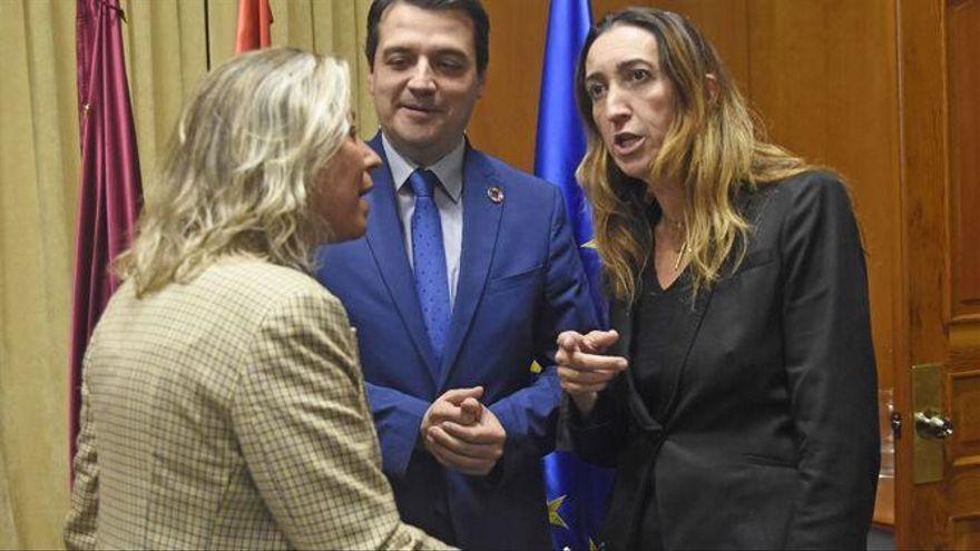 La portavoz de Vox, Paula Badanelli, en una imagen con el alcalde José María Bellido e Isabel Albás.