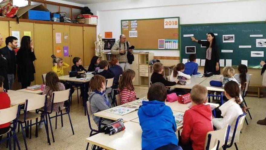 Los responsables de la Conselleria de Educación en una de las aulas que tienen este curso auxiliar de inglés.