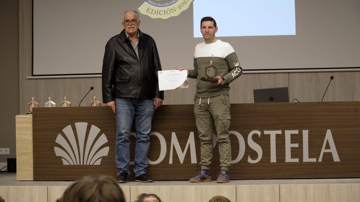 Álvaro Martínez recoge su galardón.