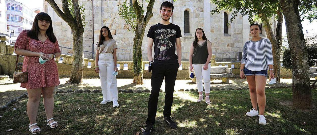 Alba Rodríguez, María Guinarte, Roberto Agra, Laura López y Marta Ceán, ayer, en un parque del centro de Lalín.