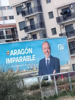 El PSOE denuncia un cartel pidiendo el voto a Jorge Azcón (PP) antes de que comience la campaña electoral