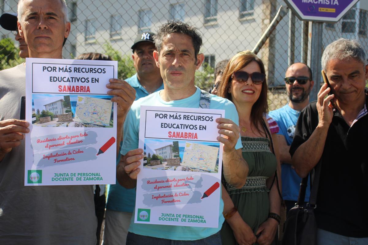 Concentración para reivindicar la apertura de las 130 plazas de la Escuela Hogar de Puebla de Sanabria.