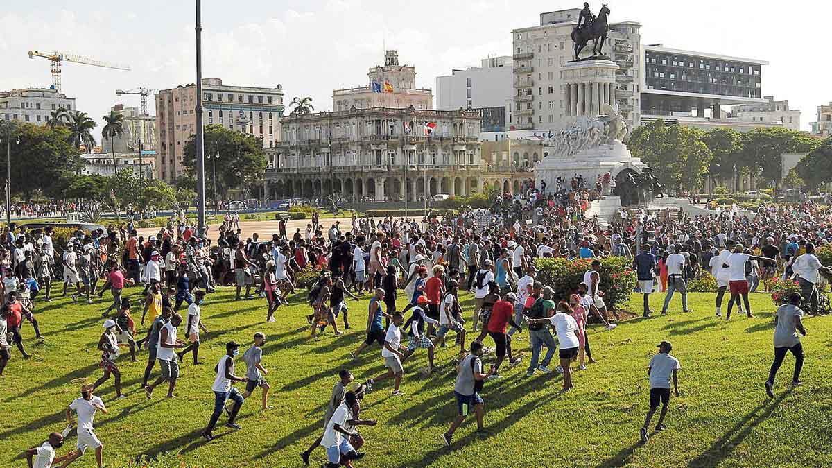 Manifestantes corren durante las protestas contra el régimen cubano en La Habana.