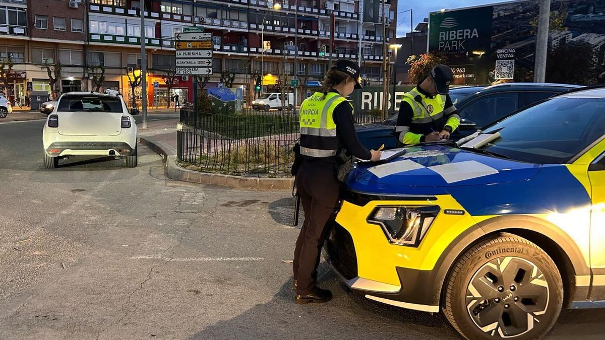 Dos agentes de Tráfico de la Policía Local de Murcia interceptaron recientemente a un conductor drogado que había perdido todos los puntos.