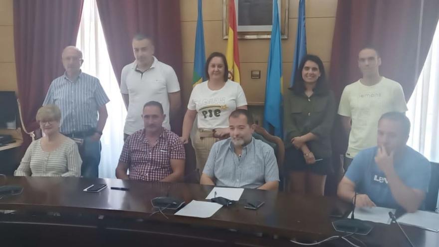 Roberto García, junto a integrantes de la Sociedad de Festejos de El Carbayu. | D. M.
