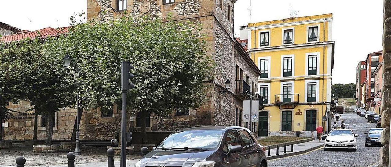 Coches en una de las vías de Cimadevilla, junto a la Casa Natal de Jovellanos.