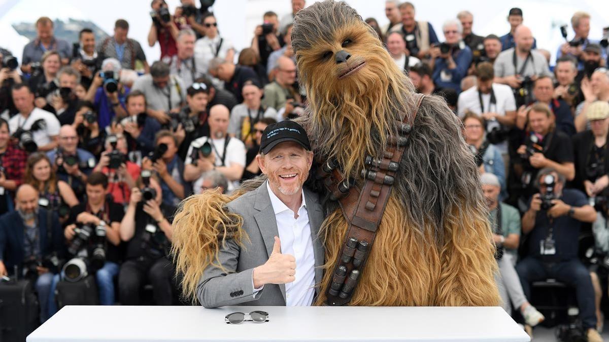 zentauroepp43343033 cannes  france   may 15   director ron howard and chewbacca 180515190258