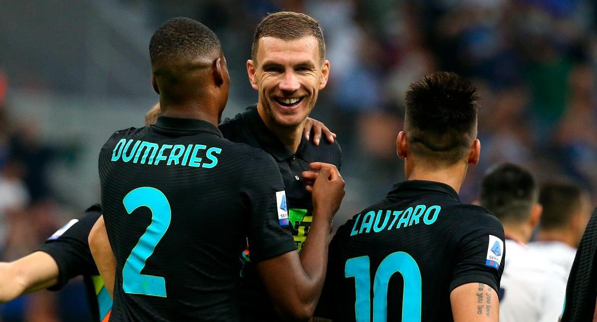 Dzeko celebra uno de sus dos tantos ante el Bolonia