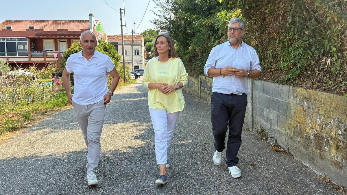 Los concejales del PP Daniel Benavides, Luisa Sánchez y Miguel Martín, en una visita al barrio de Teis.