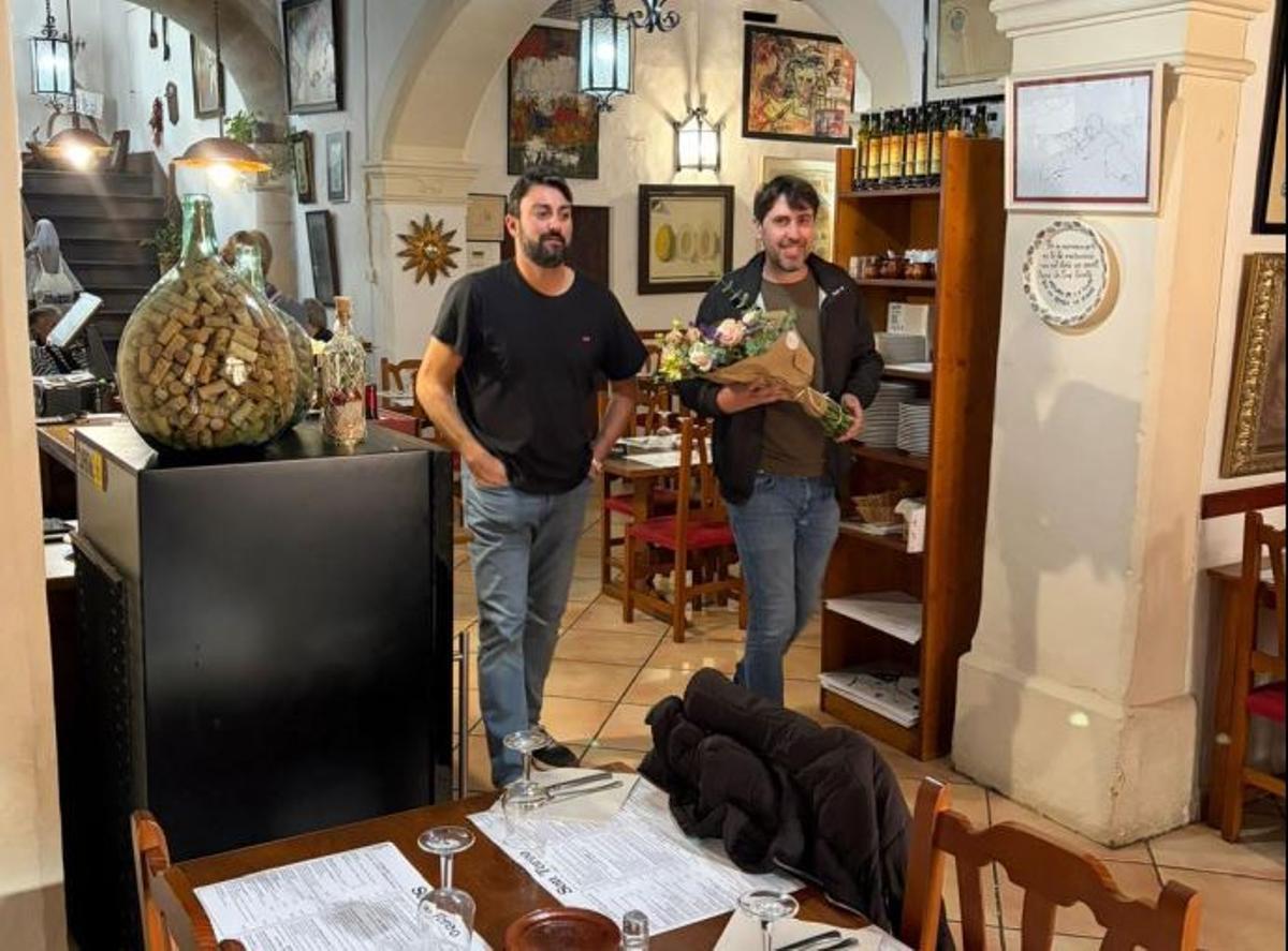 El alcalde Tomeu Mulet (derecha), el día que visitó el celler para entregar flores a sus propietarios.