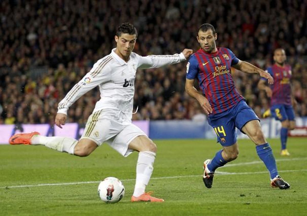Cristiano Ronaldo xuta la pilota per marcar el segon gol del Madrid.