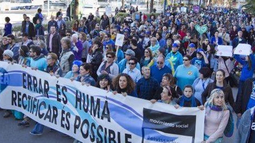 Masiva manifestación contra los sondeos petrolíferos en Ibiza el 22 de febrero de 2014.