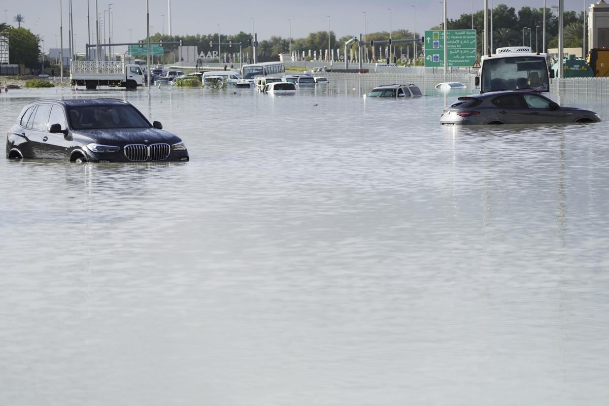 Un temporal inunda Dubái y paraliza carreteras y aeropuertos.