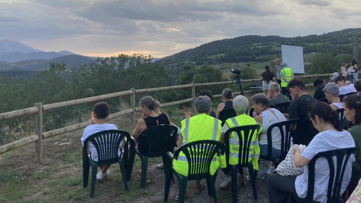 La platea muntada al pla del cementiri de Prullans