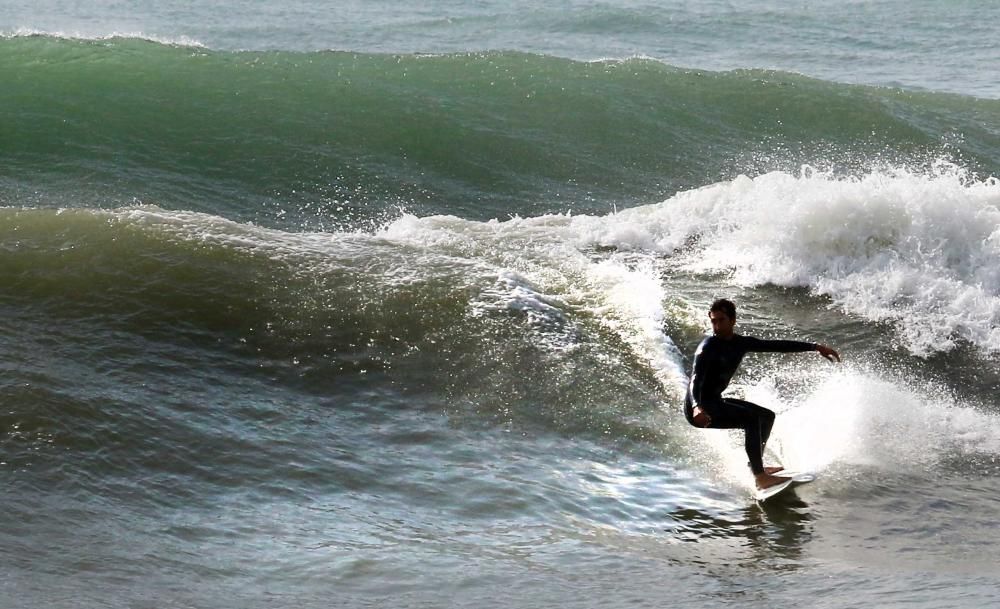 Las olas de 5 metros que se alcanzaron este miércoles en la costa malagueña fueron aprovechadas por unos pocos intrépidos surferos
