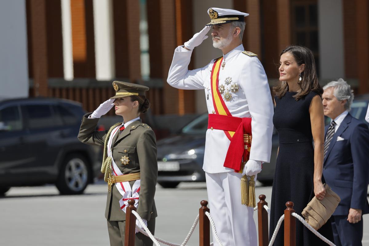 La princesa Leonor, foco de todas las miradas en su primera visita a la Escuela Naval de Marín