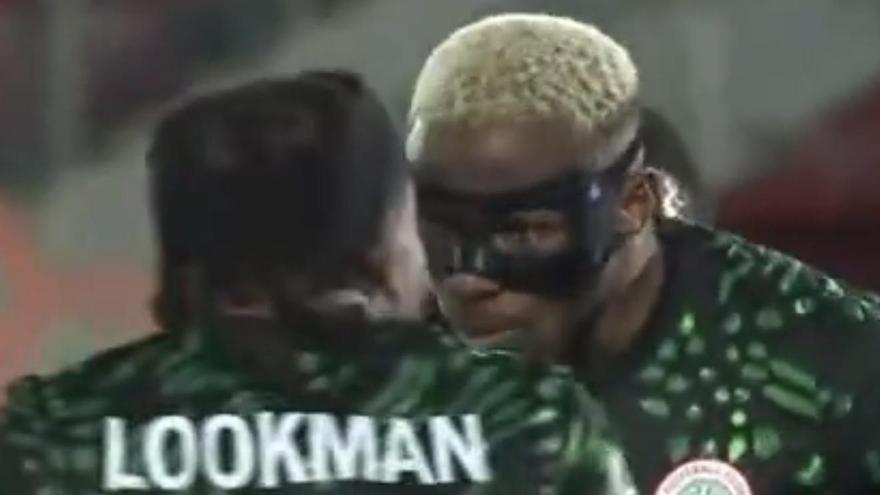 El momento del enganchón entre Osimhen y Lookman