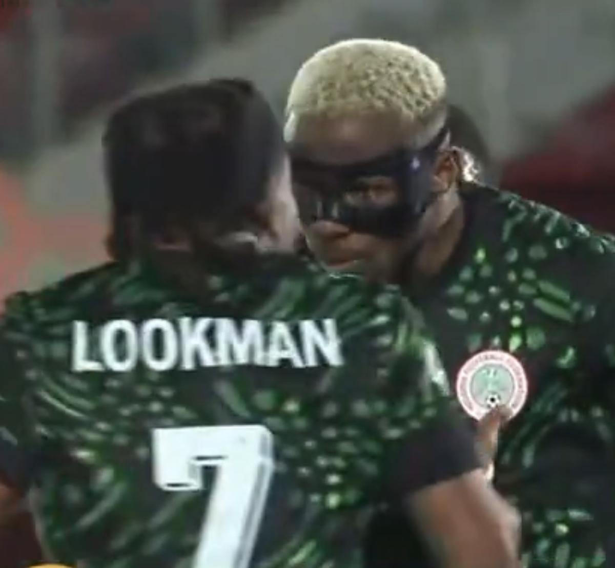 El momento del enganchón entre Osimhen y Lookman