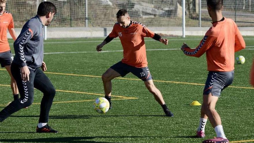 Eneko Zabaleta (centro) participando en un rondo durante un entrenamiento del Pontevedra. // Rafa Vázquez