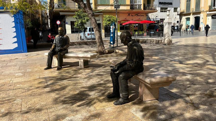 Escultura de la Fundación Harena en la Merced para concienciar sobre la necesidad de acompañamiento a los mayores.