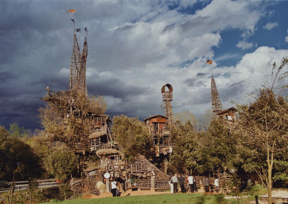 El parc de les cabanyes d’Argelaguer quan va ser construït per segona vegada i abans de ser desmuntat pel pas de l’autovia. El parc de les cabanyes d’Argelaguer quan va ser construït per segona vegada i abans de ser desmuntat pel pas de l’autovia.