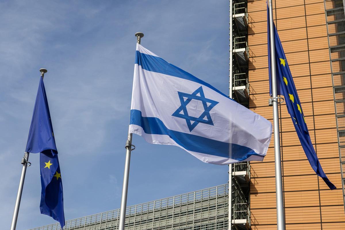 Banderas de la UE junto a una bandera de Israel frente al edificio Berlaymont, sede de la Comisión Europea, en Bruselas.