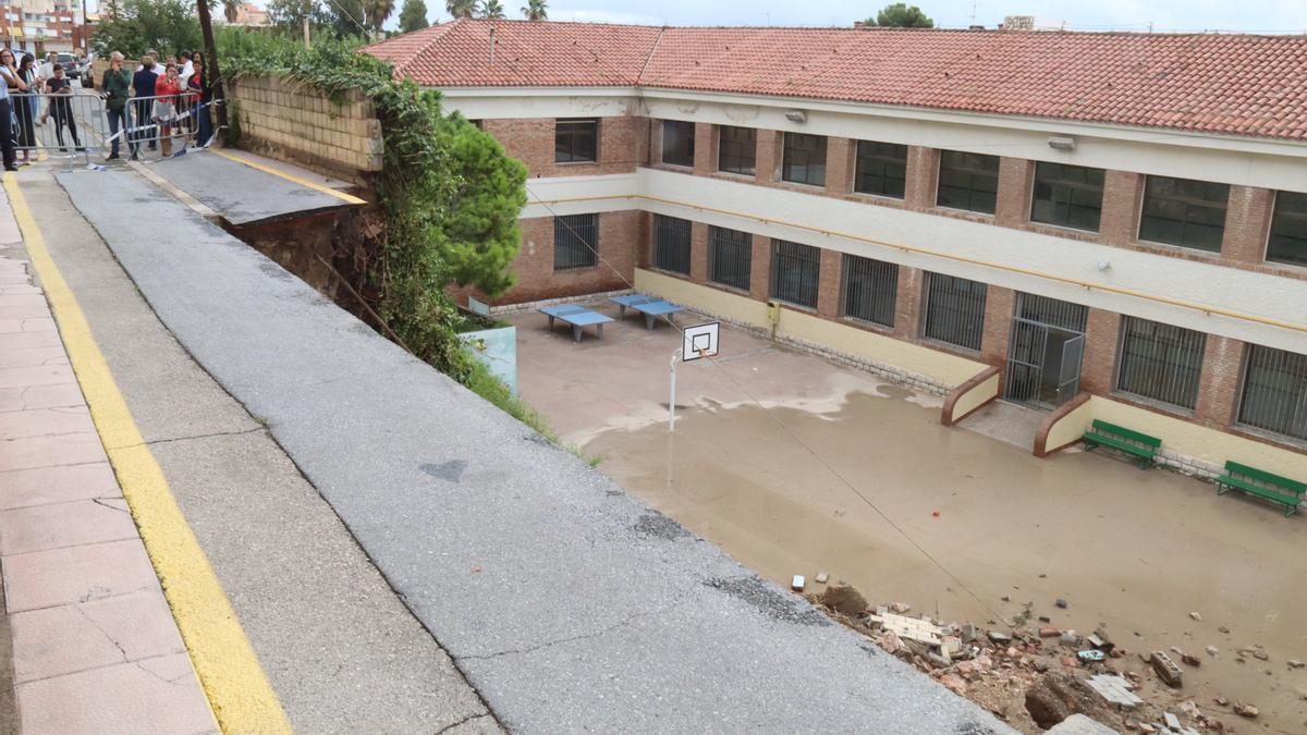 Imatge de l&#039;esboranc del costat de l&#039;Escola El Miracle causat per l&#039;aiguat de divendres a Tarragona