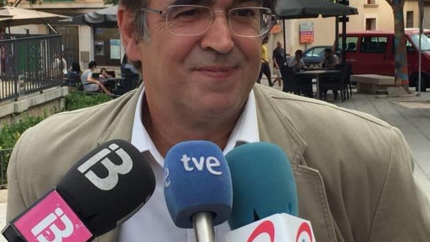 Francesc Antich atiende a los medios, ayer en la plaza de Algaida.