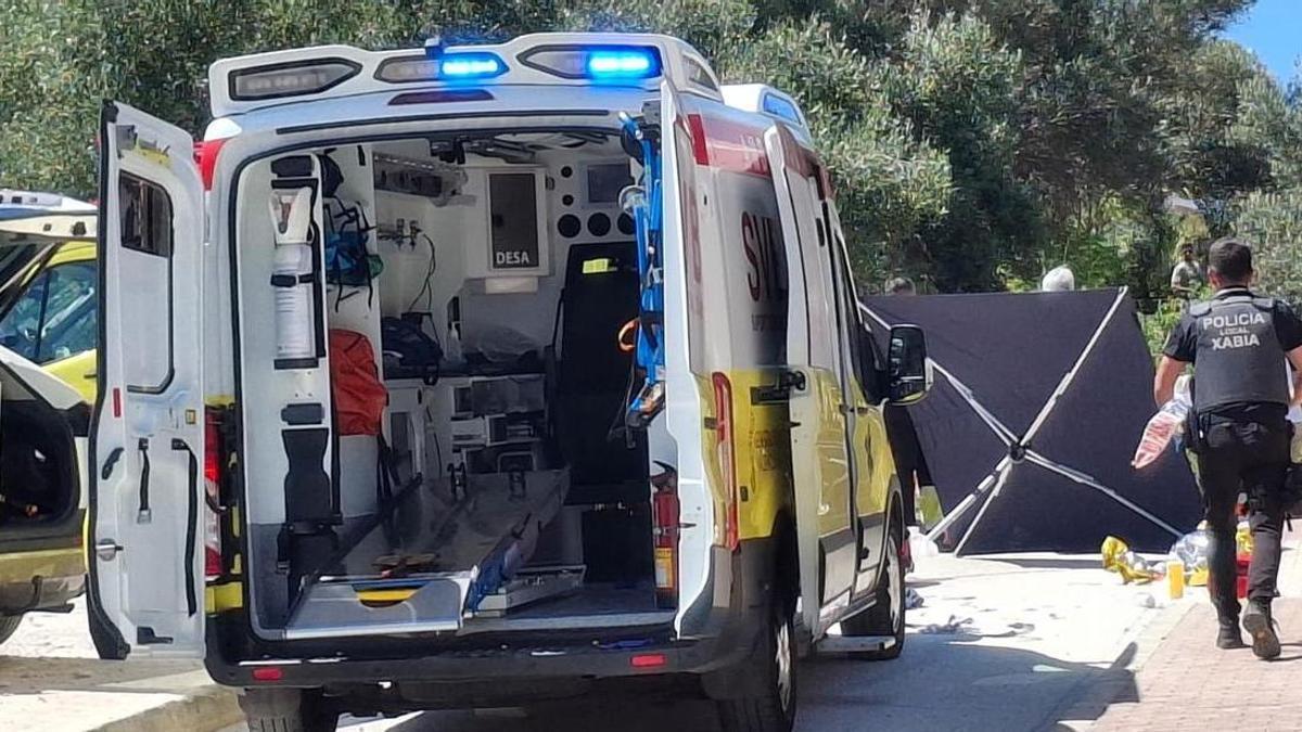 Los sanitarios han atendio al agredido, que estaba inconsciente y tirado en el suelo