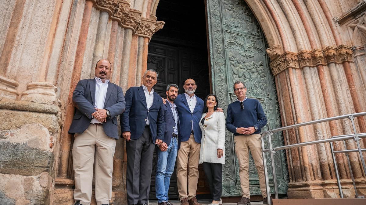 En el monasterio Pelayo, Sánchez del Real, Nevado, Gutiérrez y otros candidatos a la Asamblea, hoy en Guadalupe.
