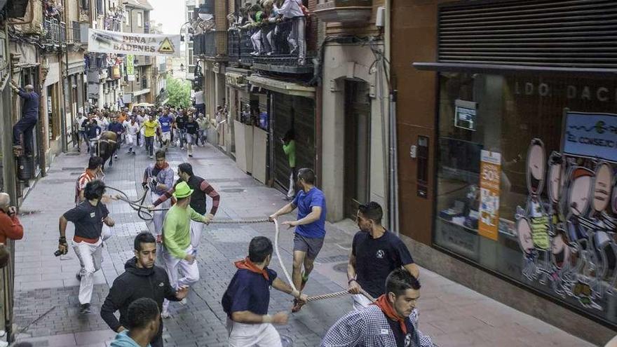 El Toro de 2016 a la altura de la antigua el edificio en ruina inminente que obliga al vallado inmediato