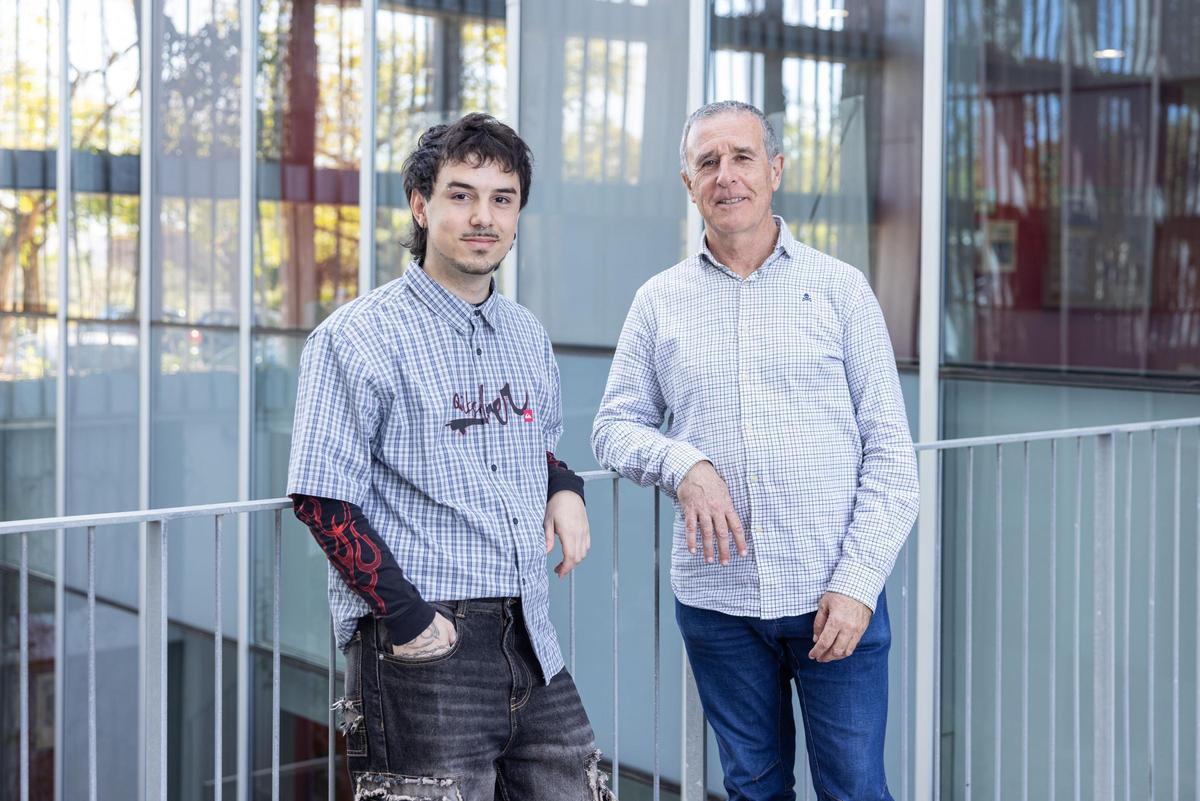 El docente Daniel Pinazo junto al estudiante Dídac Olmo.