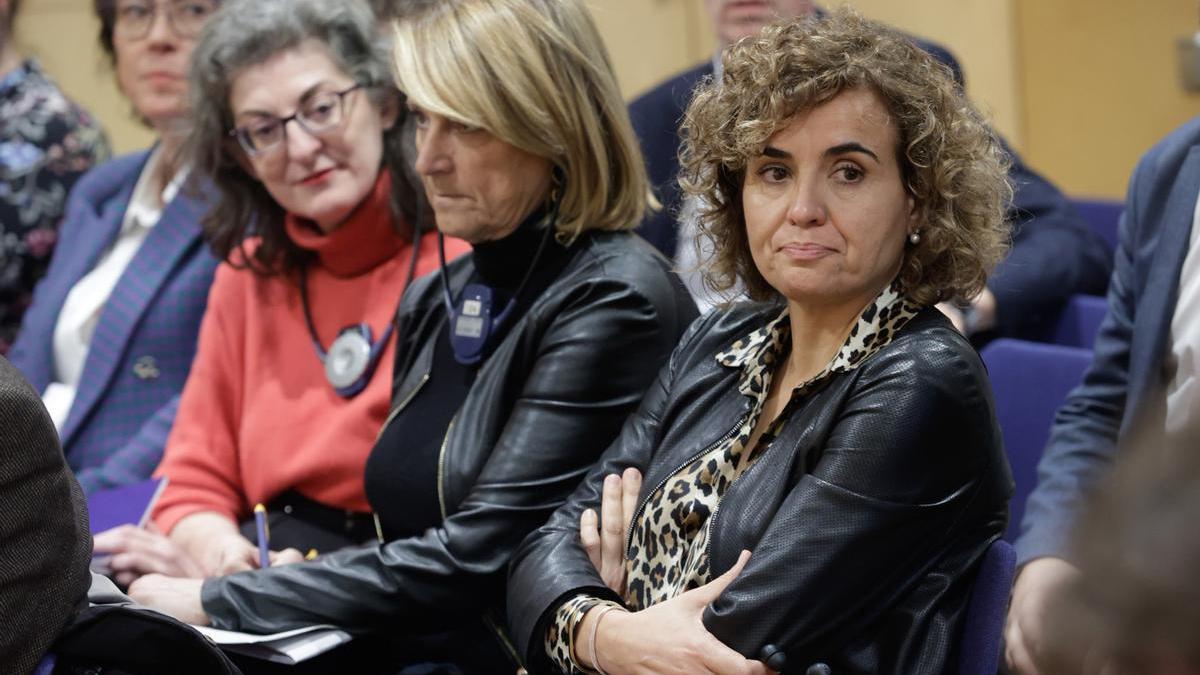 La líder del PP en el Parlamento Europeo, Dolors Montserrat (d), en la oficina del Parlamento Europeo en Barcelona, a 20 de diciembre de 2023, en Barcelona, Catalunya (España).