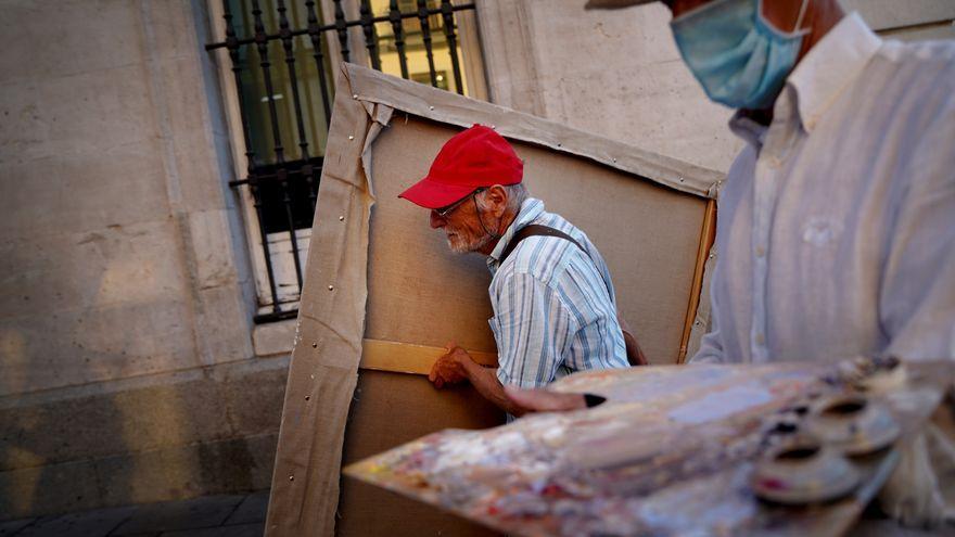 El pintor Antonio López crea una de sus obras en la Puerta del Sol.