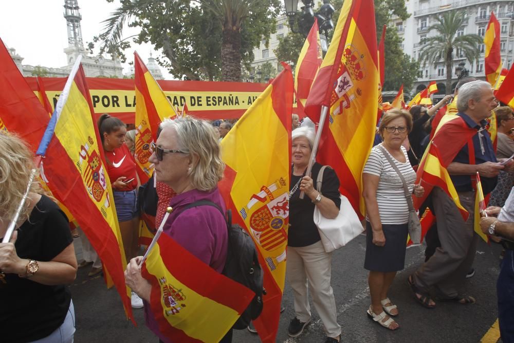 Caravana de vehículos con banderas españolas en València