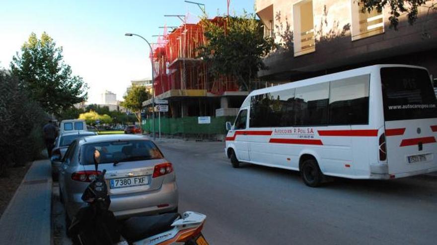 El único bus urbano de Manacor, transitando ayer por la tarde por la Ronda des Port.