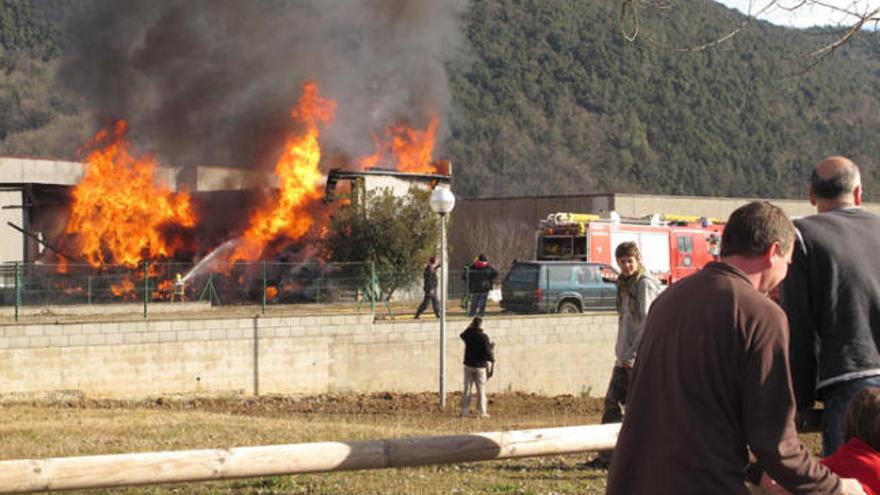 L&#039;incendi va deixar completament calcinat aquest magatzem.