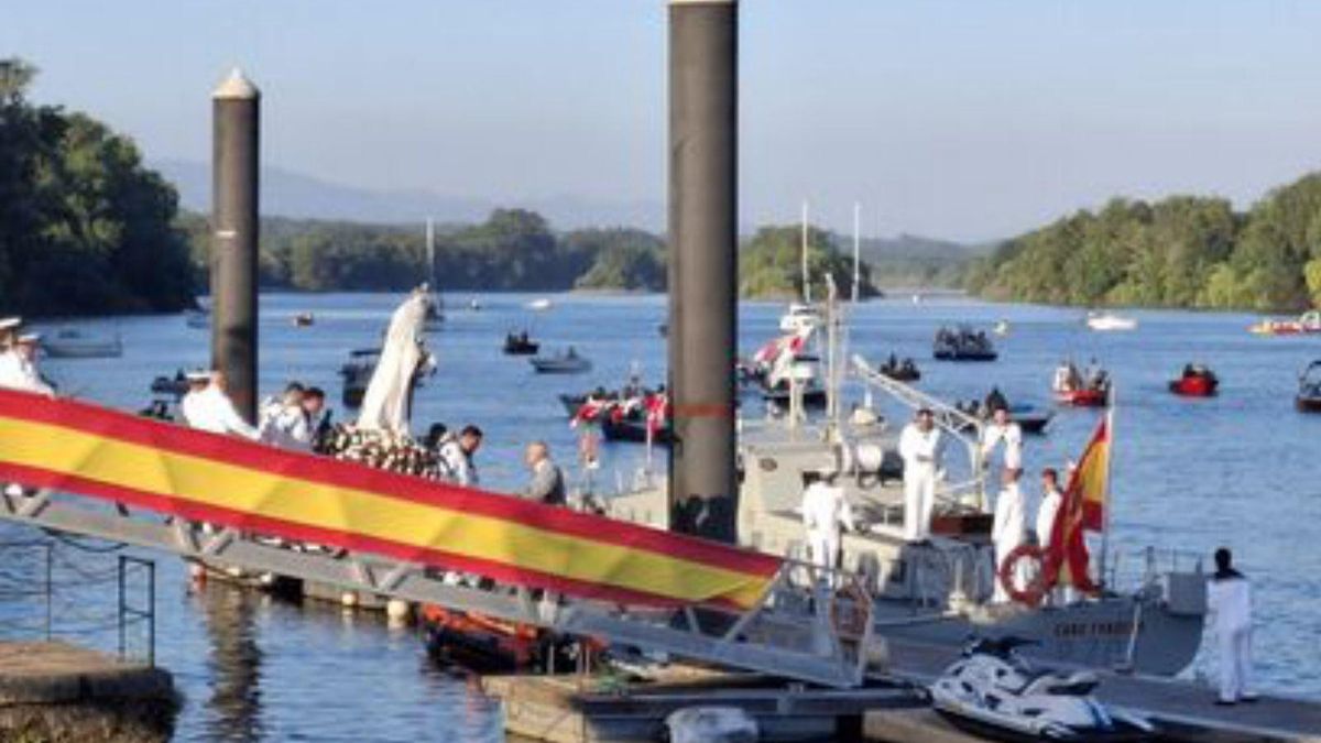 Procesión fluvial, ayer.