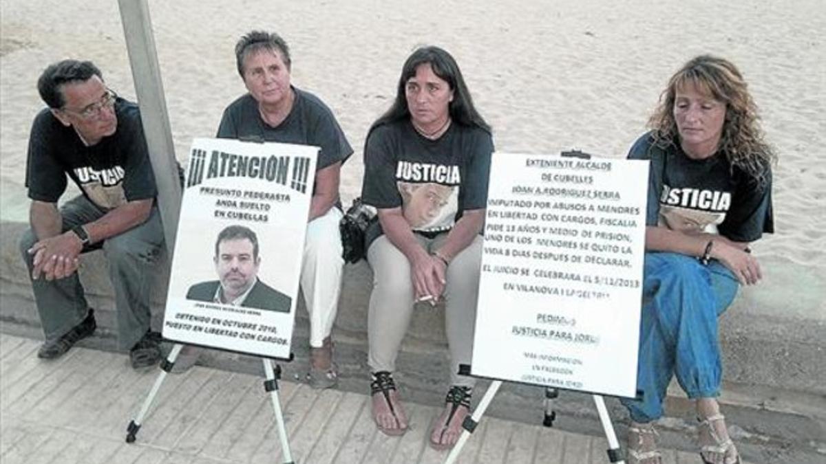 Familiares del adolescente que se suicidó tras sufrir los abusos de Joan Rodríguez Serra piden justicia.