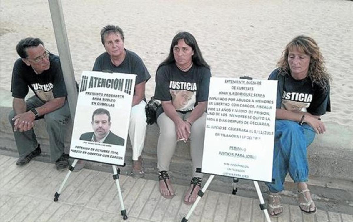 Familiars de l’adolescent que es va suïcidar després de patir els abusos de Joan Rodríguez Serra demanen justícia. Familiars de l’adolescent que es va suïcidar després de patir els abusos de Joan Rodríguez Serra demanen justícia.