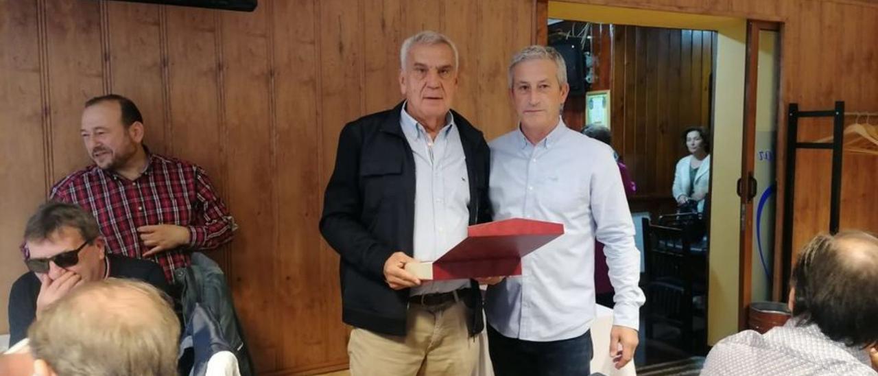 El presidente de los veteranos, Eduardo Cobles, entrega la placa de homenaje a José Manuel López.