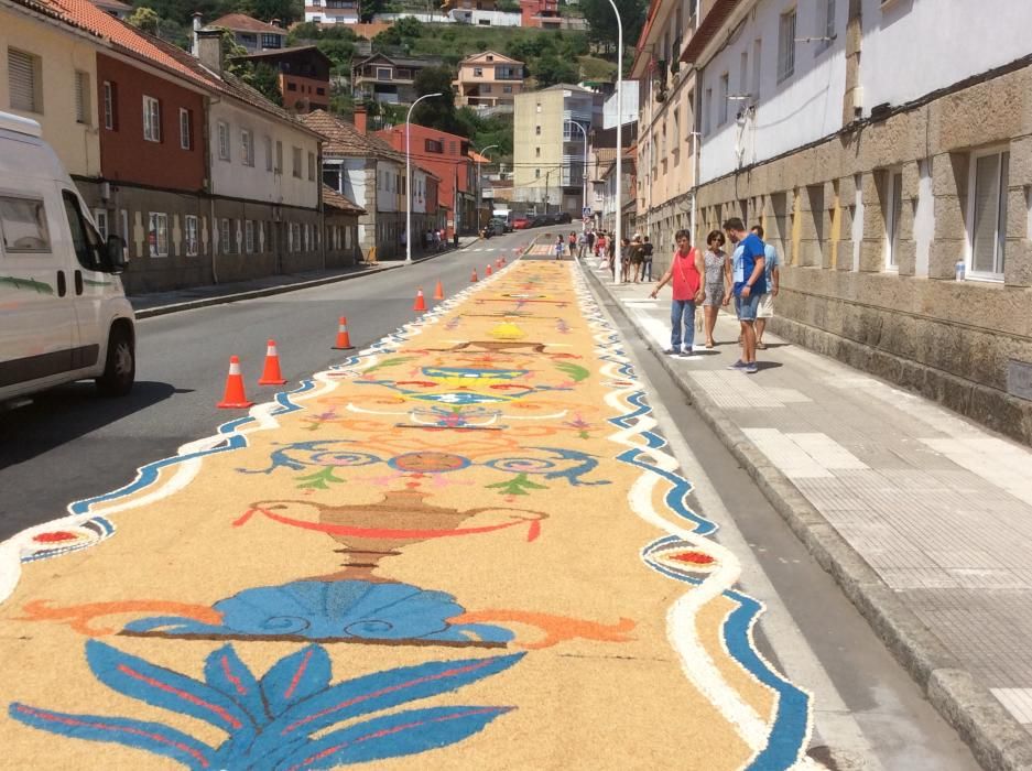 Cuando aún quedan varias horas para la procesión del Corpus las calles de Bueu ofrecen ya su mejor aspecto