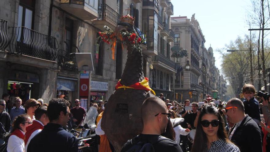 Els portadors de l&#039;àliga a les portes del temple.