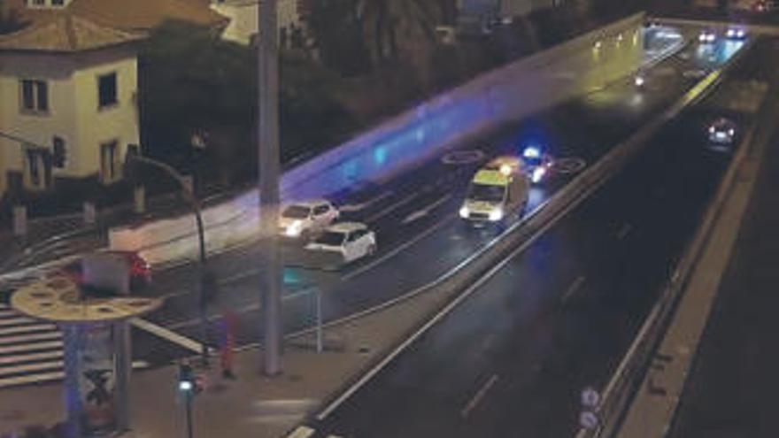 Escolta de la ambulancia a su paso por el túnel de Julio Luengo.