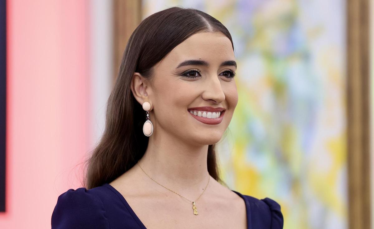 Carmen, el día de la Telefonada, con la imagen de la Virgen que luce habitualmente