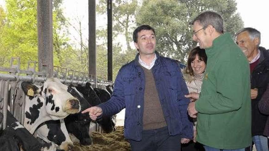 Caballero y Santalla, en la granja de este último. // Bernabé/Javier Lalín