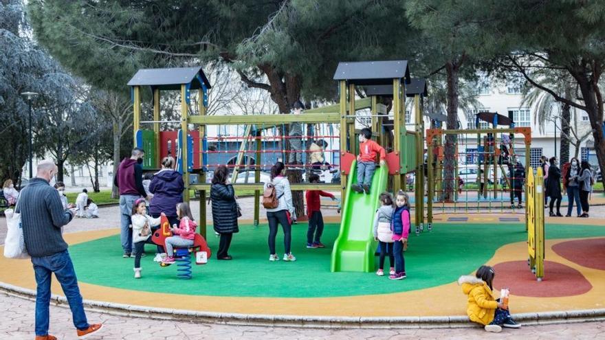 Los niños toman los parques con normas que los padres creen de difícil control