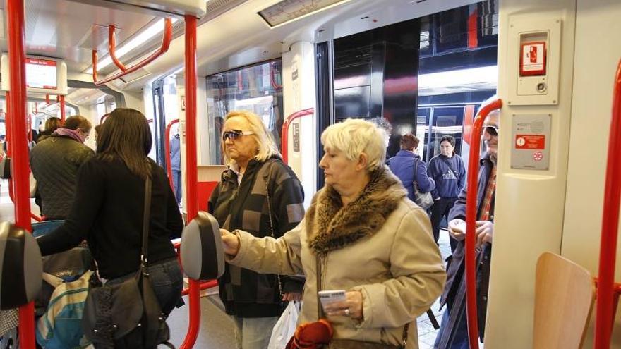 9 pasajeros del tranvía son multados cada día sin billete