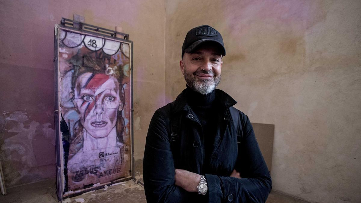 Valencia.Traslado del grafiti de Jesús arrue dedicado a David Bowie al Centre del Carme