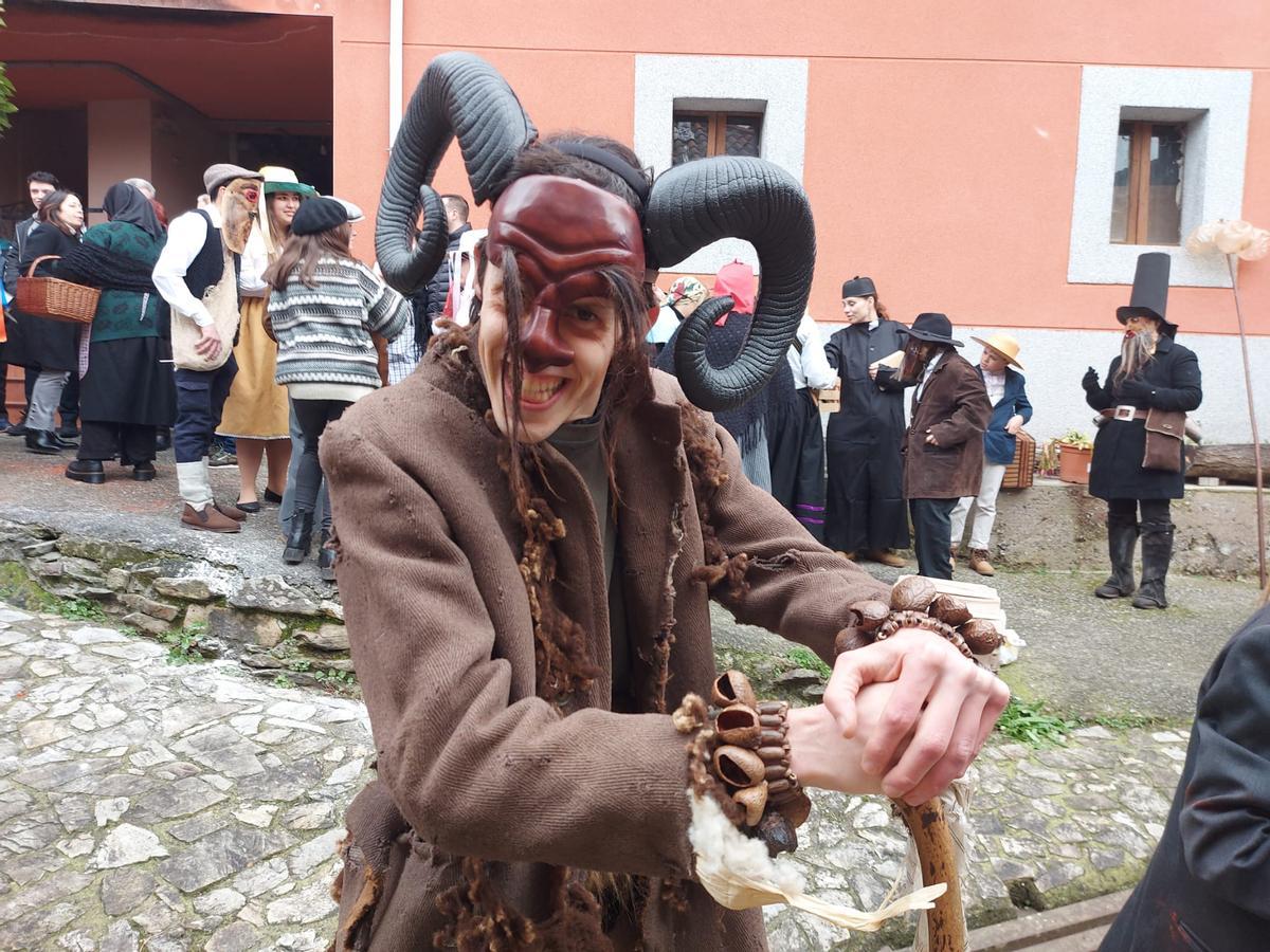 En imágenes: los guilandeiros recorren las calles de Villatresmil, en Tineo